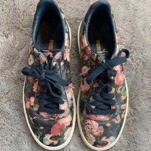 Floral print Puma sneakers.